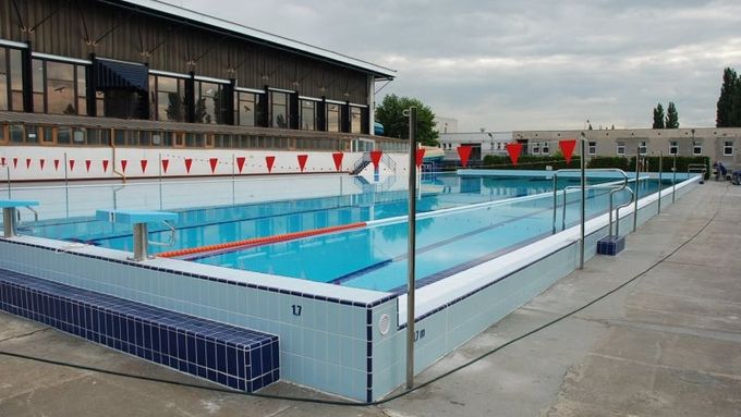 Během opravy postavila stavební firma novou přední stěnu bazénu.