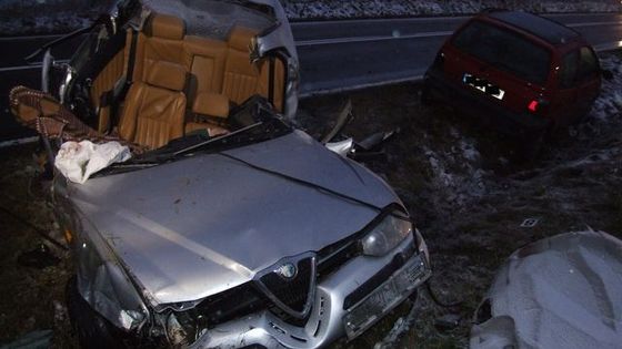 Auto po srážce vletělo střechou do stromu