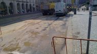 Úsek před Národní galerií ve směru na Strossmayerovo náměstí je neprůjezdný.
 Snímek byl pořízen mobilním přístrojem Nokia N86 8MP .