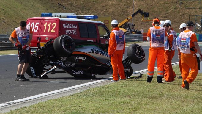 Podívejte se, jak Sergio Pérez otočil svůj monopost Force India koly vzhůru v prvním tréninku na GP Maďarska formule 1.