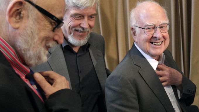 Francois Englert, ředitel CERN Rolf Heuer a Peter Higgs (zleva doprava).