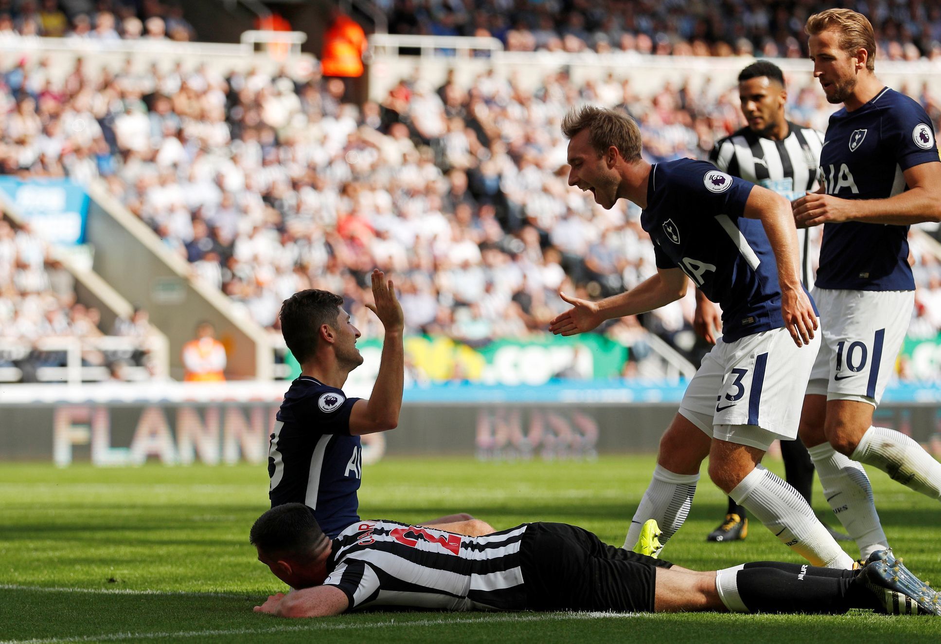 Ben Davies slaví gól Tottenhamu