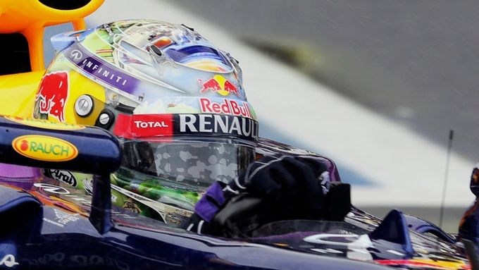 Sebastian Vettel při deštivé kvalifikaci v Sao Paulu.