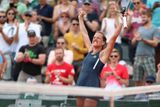 Takhle se Barbora Strýcová radovala po proměněném mečbolu. Není divu, na French Open vyhrála třetí zápas v řadě a poprvé si zde zahraje osmifinále. V něm se utká s Julií Putincevovou.