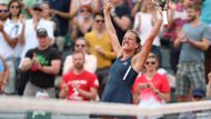 Takhle se Barbora Strýcová radovala po proměněném mečbolu. Není divu, na French Open vyhrála třetí zápas v řadě a poprvé si zde zahraje osmifinále. V něm se utká s Julií Putincevovou.