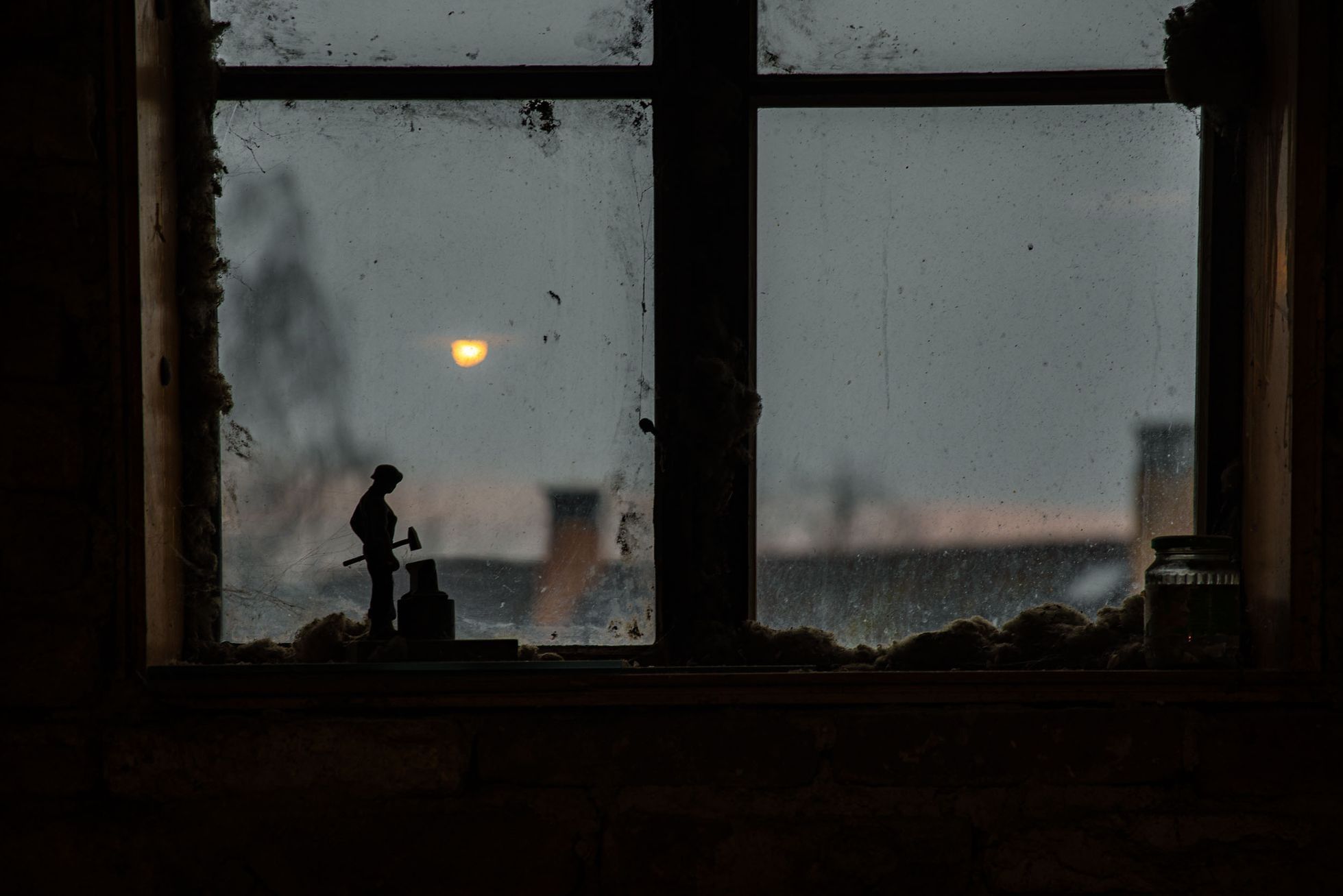 Kovář, platnéř Petr Brožek, výroba plátové zbroje a helmy