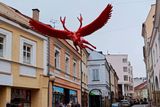 Netradiční dekorace Letícího jelena v ulicích Trutnova.