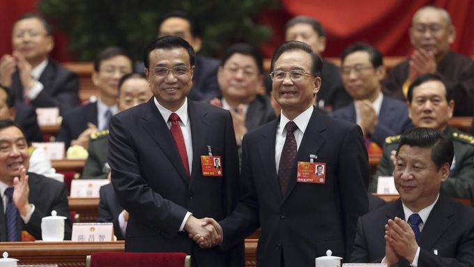 Li Kche-čchiang (vlevo) si třese pravicí se svým předchůdcem Wen Ťia-paem.
