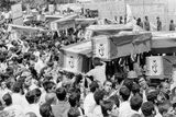 Smuteční hosté nesou 7. července 1988 rakve ulicemi Teheránu během hromadného pohřbu obětí, které zahynuly při havárii letu Iran Air 655 v Perském zálivu.
