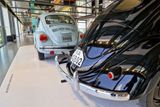 Co by to bylo za muzeum nějak spjaté s Volkswagenem, kdyby v něm chyběl Brouk. Tahle dvě auta od sebe přitom dělí 65 let, jakkoliv jejich základ je vlastně stejný. Černý vůz je předprodukční Brouk, interně známý jako Porsche typ 60, z roku 1938, světle modré auto je pro změnu poslední vyrobený Brouk z roku 2003, kdy vůz úspěšně dožíval v Mexiku. Jeho pořadové číslo je 21 529 464.