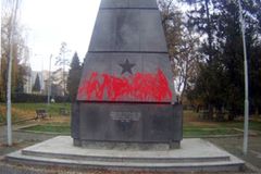 Pomník rudoarmějců v Brně pomaloval vandal, ruská ambasáda to odsoudila
