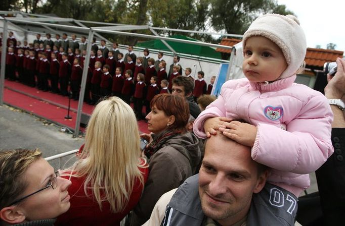 Královna ani princ na koni nepřijeli. Seděly na něm jen děti, aby lépe viděly