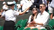 V Londýně obvykle fouká vítr, ale letos tu musí foukat pořadatel. Wimbledon v režimu tropického ráje.