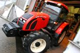 Brány Zetoru v současné době opouští jen málo nových traktorů