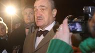 Ministr zahraničí Karel Schwarzenberg se tlačí davem. Ochranka je poněkud vyděšena