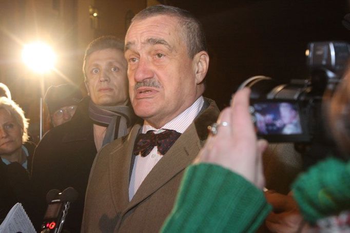 Ministr zahraničí Karel Schwarzenberg se tlačí davem. Ochranka je poněkud vyděšena