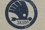 Pět per a nápis "Škoda" uvnitř. To byla jedna ze dvou původních podob loga Škoda, které bylo zaregistrované 15. prosince 1923. Původně tak učinily plzeňské Škodovy závody, v Mladé Boleslavi se tehdy ještě vyráběla auta Laurin & Klement.