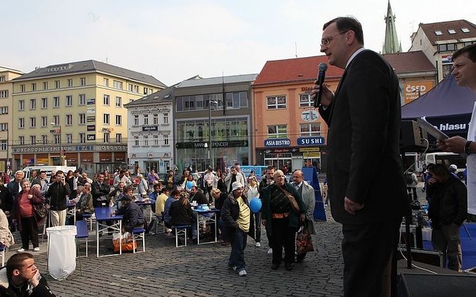 Pár minut po 12. hodině začalo v centru Ústí nad Labem vyrůstat "nové městečko" - Městečko Řešení.