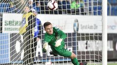 fotbal, Fortuna liga, Slovácko - Sparta, Matouš Trmal likviduje penaltu Guélora Kangy