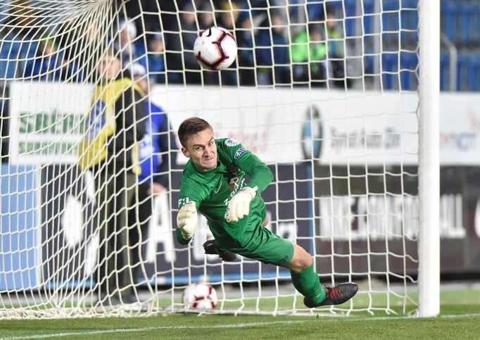 fotbal, Fortuna liga, Slovácko - Sparta, Matouš Trmal likviduje penaltu Guélora Kangy