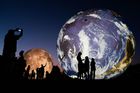 Zdeněk Dvořák nazval svůj snímek Ze Země na Měsíc. Fotografie zobrazuje uměleckou instalaci nafukovacích modelů Země a Měsíce v Brně na Kraví hoře. Ta se stala vyhledávanou cestovatelskou atrakcí léta 2020.