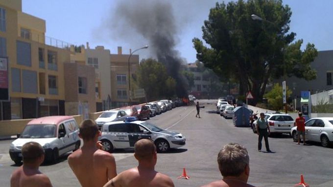 Turisté sledují místo výbuchu v Palmanově.