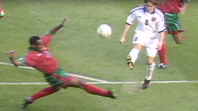 Helder Cristóvao se vrhl ve čtvrtfinále ME 1996 pod nohy Karla Poborského, ale pozdě. Jednomu z nejslavnějších gólů historie už nezabránil.