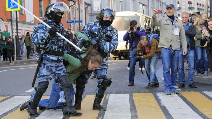 Zatýkání na demonstraci v Moskvě. Ilustrační foto.