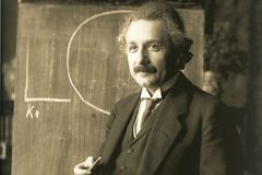 O Einsteinův dopis se slavnou rovnicí se strhl boj. Udal se za více než milion dolarů