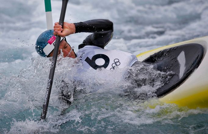 Rakouský kajakář Helmut Oblinger trénuje během prvního dne Olympiády 2012 v Londýně.