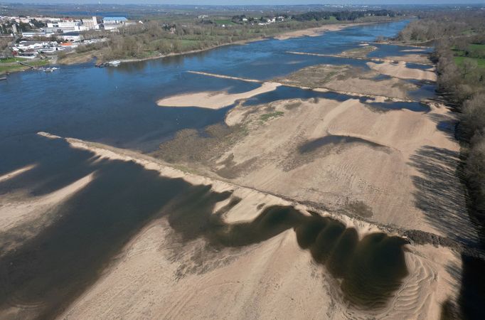 Vládní úředníci zatím naléhají na Francouze, aby na dobrovolném základě přijali rozumná opatření, jako je sprchování místo koupele, nezalévání rostlin během nejteplejších