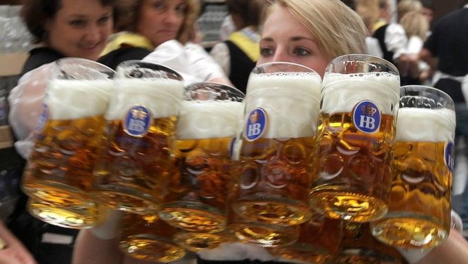 Nejen pivo si dávají Němci ve větších dávkách než Češi. Německou ekonomiku žene tamní spotřeba domácností výš