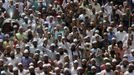 Bangladeshi Muslims gather during a protest in front of the National Press Club in Dhaka September 21, 2012. About 10,000 Bangladeshi Muslims participated in demonstrations after Friday prayers in Bangladesh's capital against an anti-Islam film made in the U.S. and also against cartoons mocking the Prophet Mohammad published on Wednesday in a French magazine. REUTERS/Andrew Biraj (BANGLADESH - Tags: RELIGION POLITICS CIVIL UNREST) Published: Zář. 21, 2012, 10:43 dop.