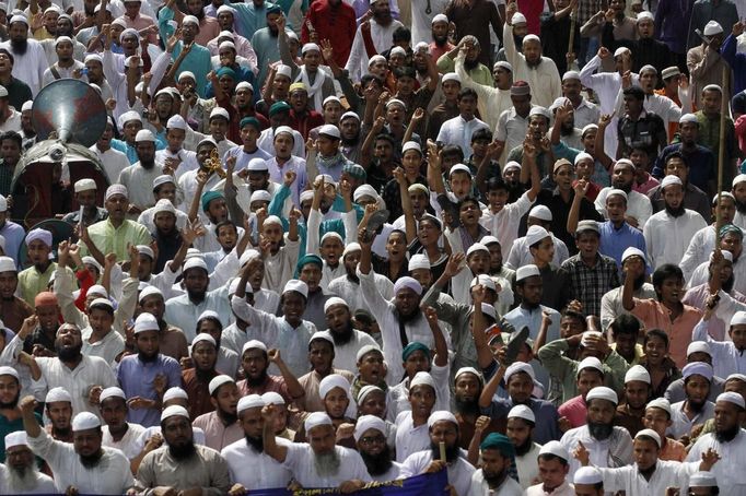 Bangladeshi Muslims gather during a protest in front of the National Press Club in Dhaka September 21, 2012. About 10,000 Bangladeshi Muslims participated in demonstrations after Friday prayers in Bangladesh's capital against an anti-Islam film made in the U.S. and also against cartoons mocking the Prophet Mohammad published on Wednesday in a French magazine. REUTERS/Andrew Biraj (BANGLADESH - Tags: RELIGION POLITICS CIVIL UNREST) Published: Zář. 21, 2012, 10:43 dop.