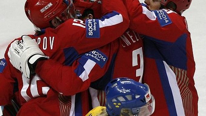 Hokejisté Ruska (v červeném) slaví druhou branku v zápase se Švédskem. Vedle jich jede smutný Švéd Mattias Mansson.