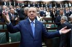 Erdogan se snaží ruskou invazi vytěžit. Při blokování NATO mu jde i o nové stíhačky