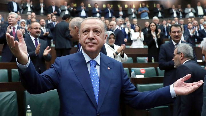 Erdogan se snaží ruskou invazi vytěžit. Při blokování NATO mu jde i o nové stíhačky; Zdroj foto: Reuters
