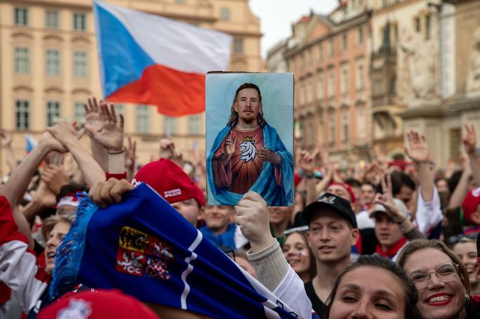 Fanoušci na Staroměstském náměstí v Praze sledují finále mezi Českem a Švýcarskem na MS v hokeji 2024.