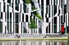 Když se řekne Düsseldorf, člověku se může vybavit: průmyslové město, ocelárny, chemičky... Ve skutečnosti tak nepůsobí. A najdete tam spousty krásné moderní architektury. Například hned u historického centra stojí tento komplex Kö-Bogen od Davida Liebeskinda.