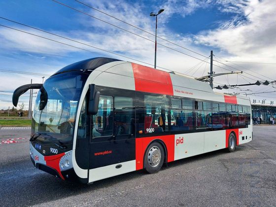 Trolejbus SOR TNS 12. Kloubová verze tohoto vozidla bude jezdit na první trolejbusové lince 58 Palmovka - Miškovice.