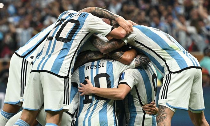 Finále MS ve fotbale 2022, Argentina - Francie: Argentinci slaví gól.