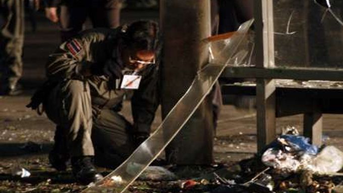 Vyšetřovatel prohlíží místo poblíž bangkokského Památníku vítězství, kde vpředvečer oslav Nového roku explodovala jedna z nastražených výbušnin.