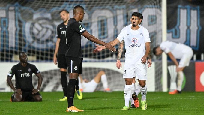 Fotbalisté Slovácka (v bílém) se loučí se soupeři z Partizanu po divokém duelu v Uherském Hradišti