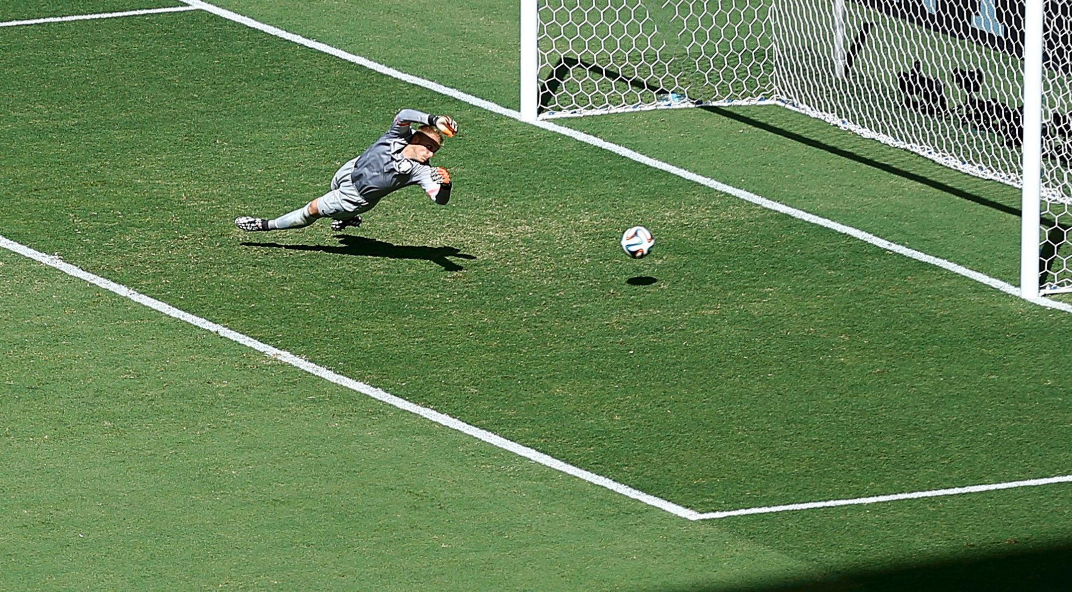 MS 2014, Nizozemsko-Mexiko: Jasper Cillessen dostává gól