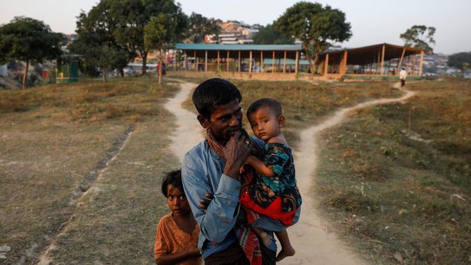 Organizace Amnesty International kritizuje i etnické čistky vůči Rohingům.