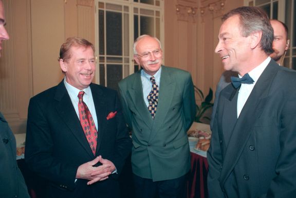 Václav Havel (vlevo) v rozhovoru s koučem tehdy čerstvých fotbalových mistrů ligy, s Františkem Ciprem ze Slavie (vpravo)
