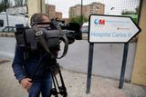 Španělskem obchází strach z eboly. Kameraman natáčí před nemocnicí, kam byla převezena zdravotní sestra nakažená nebezpečným virem.