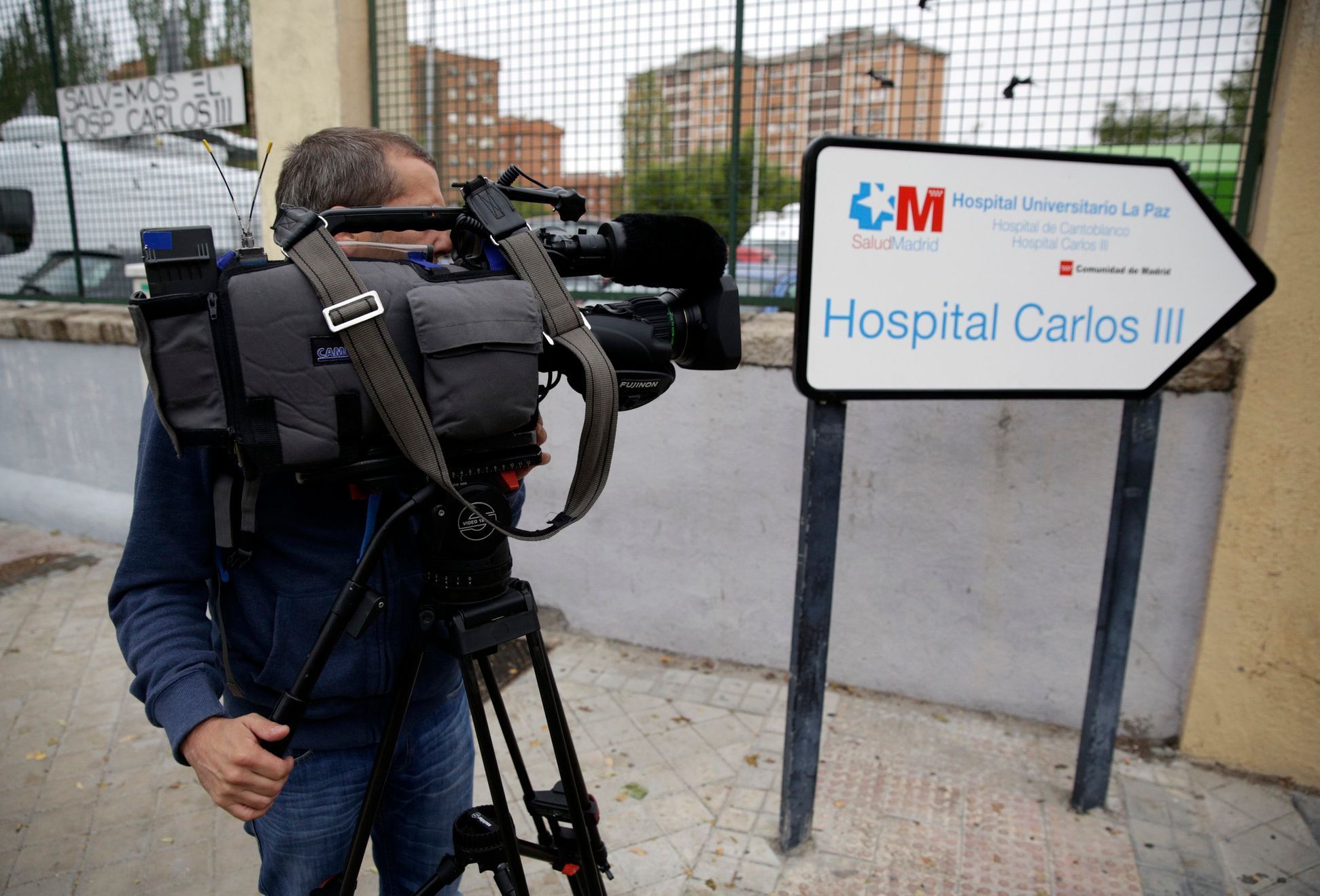 Kameraman před nemocnicí, kde je hospitalizována sestra nakažená ebolou.