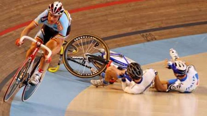 Belgičan Iljo Keisse míjí Rusa Michaila Ignatěva (uprostřed) a Itala Marka Villu (vpravo), kteří po pádu skončili na dráze během závodu MS v Bordeaux.