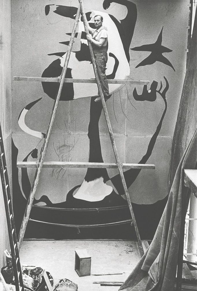 Joan Miró maluje obraz Smrtka pro španělský pavilon na Pařížské mezinárodní výstavě roku 1937.